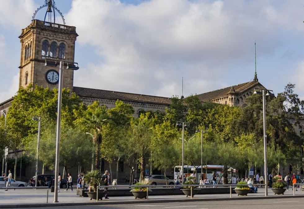 Cataluña alberga algunas de las instituciones de educación superior más prestigiosas de España, conocidas por su excelencia académica y su contribución al desarrollo regional. La Universidad Autónoma de Barcelona (UAB) y la Universidad de Barcelona (UB) son frecuentemente destacadas en los rankings por su calidad en enseñanza y aprendizaje, así como por su orientación internacional. La Universidad Pompeu Fabra (UPF) es reconocida por sus programas en ciencias políticas y sociales, mientras que la Universidad Politécnica de Cataluña (UPC) es una institución líder en ingeniería y tecnología. Además, la Universitat Rovira i Virgili (URV) y la Universitat de Lleida (UdL) también son bien valoradas por su investigación y la variedad de programas que ofrecen. Estas universidades no solo atraen a estudiantes locales, sino que también son un destino popular para estudiantes internacionales, lo que refleja su reputación global. Con una rica historia y una vibrante vida estudiantil, las universidades catalanas continúan siendo un pilar fundamental en la educación superior de Europa.